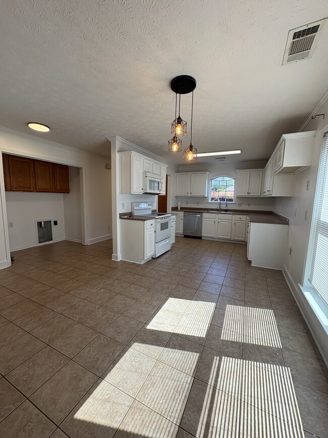 Building Photo - 143 Ridgeview Dr