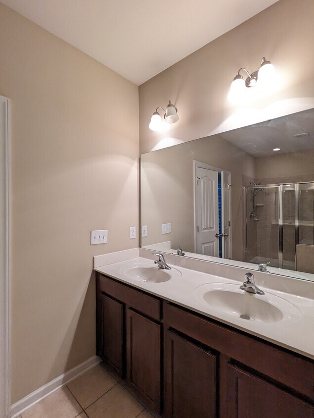 Foto principal - 1017 Dawson Creek Rd