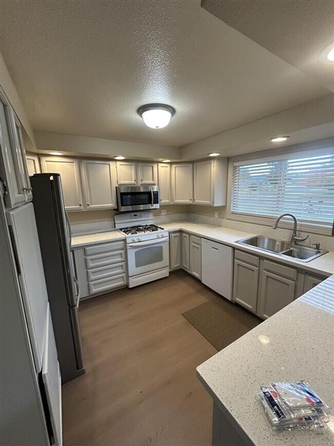 Foto del edificio - 209 E 3rd St