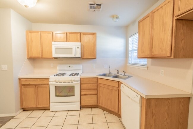 Building Photo - 3 Bed 2 Bath Rental Home Tulsa