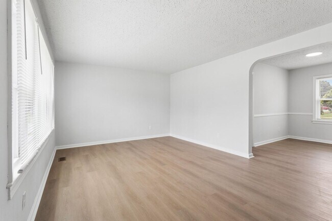 Building Photo - 3BR/1BA Renovated Brick Rancher | 1-Car Garage | Hampton – Coliseum Central