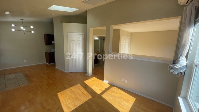 Foto del edificio - Cozy and Modern 1 BD | 1 BA w/ Amenities -...