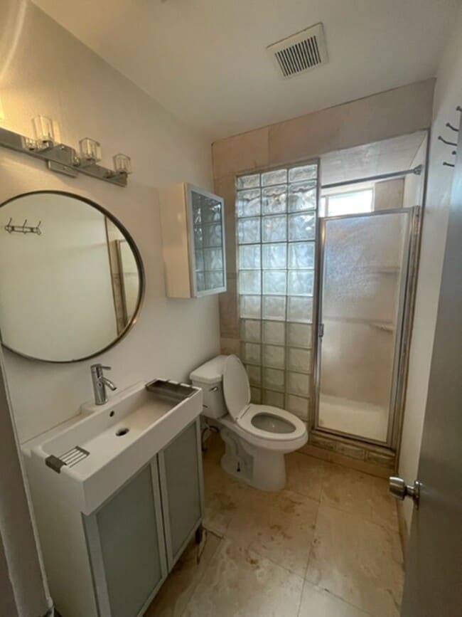 Foto del edificio - Charming 3 Bedroom Home | Oversized Backyard on Corner Lot