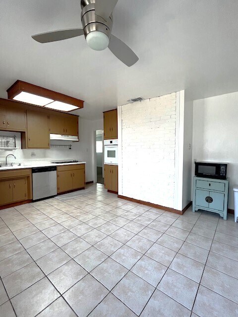 Building Photo - Welcome to 1448 Topaz Way!