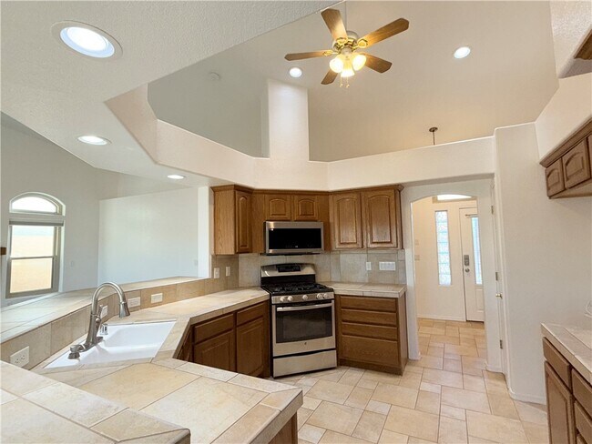 Foto del edificio - 1747 E Winter Haven Dr