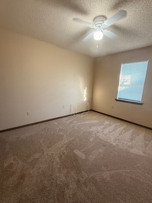 Building Photo - 2 Bedroom 1 Bath Duplex- Close to VSU