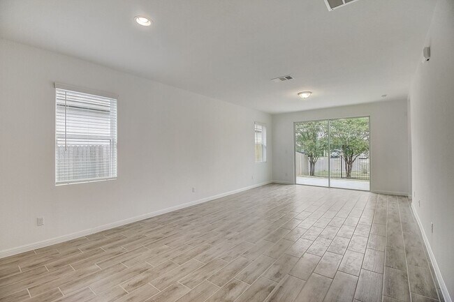 Building Photo - 117 Lacey Oak Lp