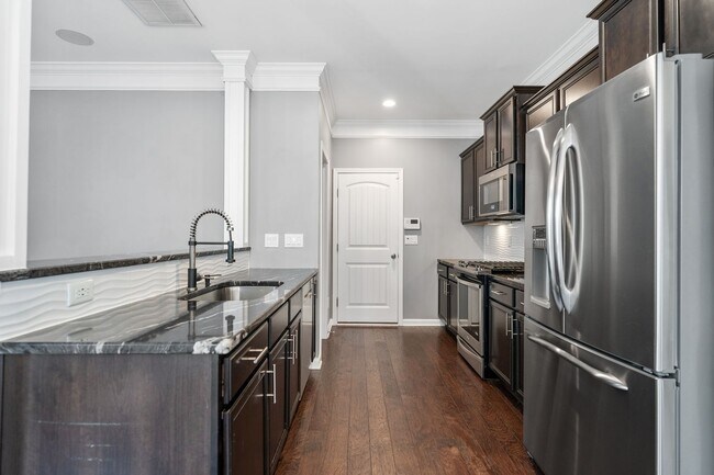 Foto del edificio - Immaculate and Fully Updated 3 Bedroom Tow...