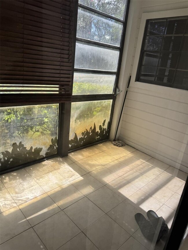 Foto del edificio - 827 NE 199th St