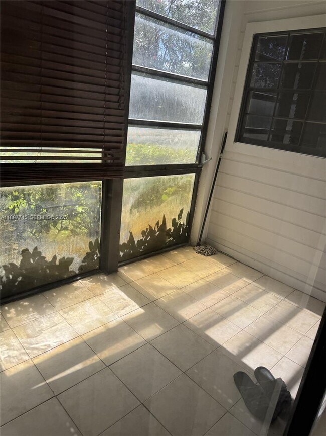 Foto del edificio - 827 NE 199th St