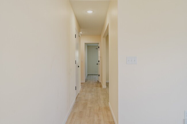 Pasillo - 5024 S 48th St