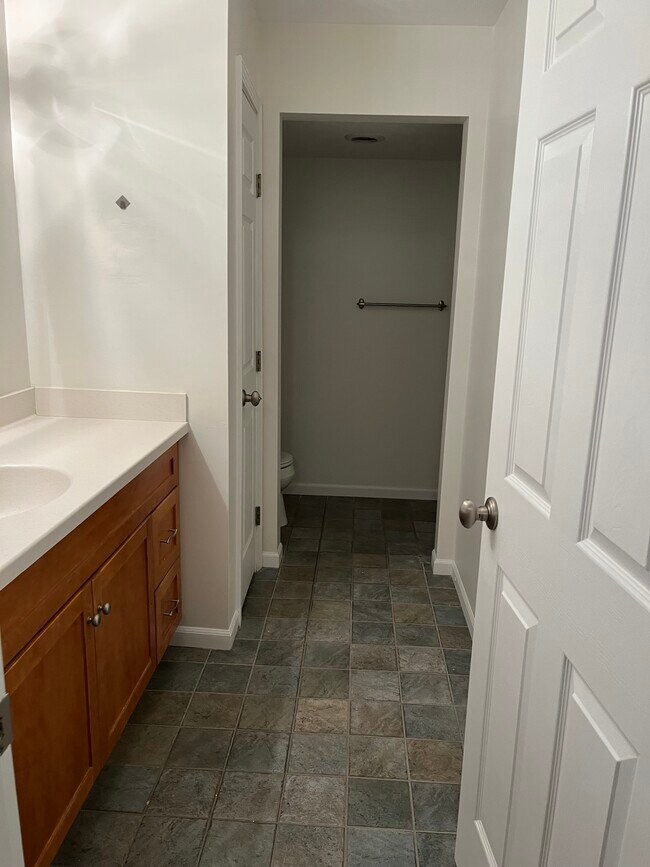 Master bathroom - 75 Atterbury Blvd