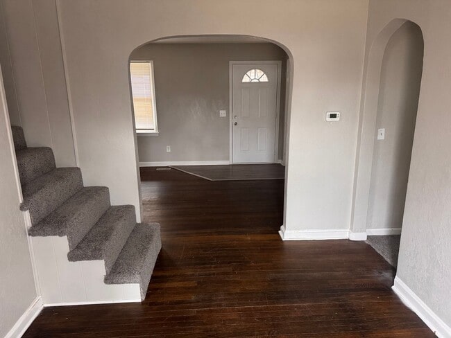 Building Photo - Cute Two Bedroom Home