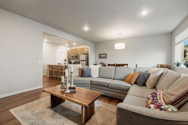 Building Photo - Modern 3BR/3BA Townhome in Eastside Landin...