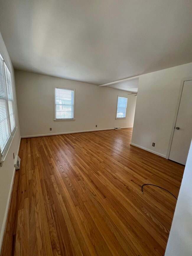 Building Photo - 4547 Mercier St