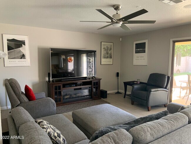 Foto del edificio - 9718 E Gelding Dr