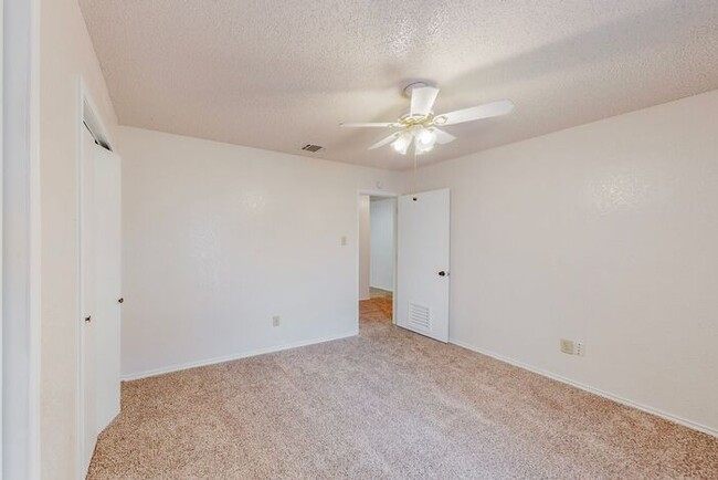 Building Photo - 2 Bedroom Arlington Duplex in Overland Sta...