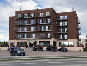 Building Photo - 3105 Lakeshore Dr