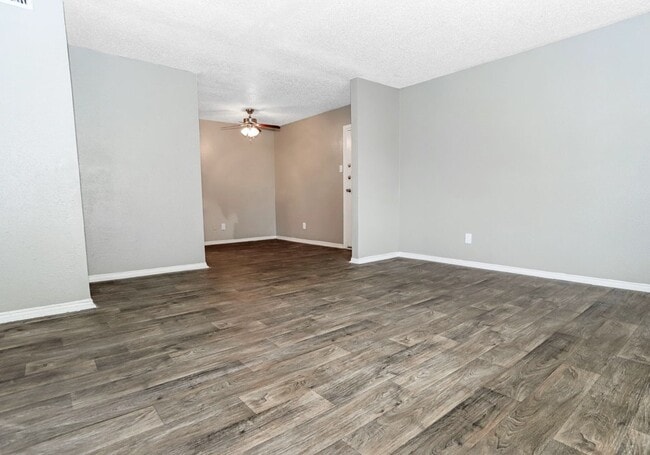 Sala de estar de concepto abierto con pisos estilo madera y luz natural. - Sierra Nevada