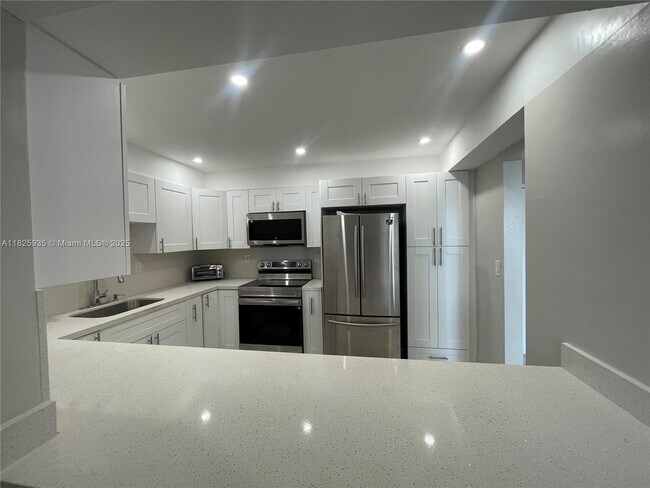 Foto del edificio - 2450 NE 135th St