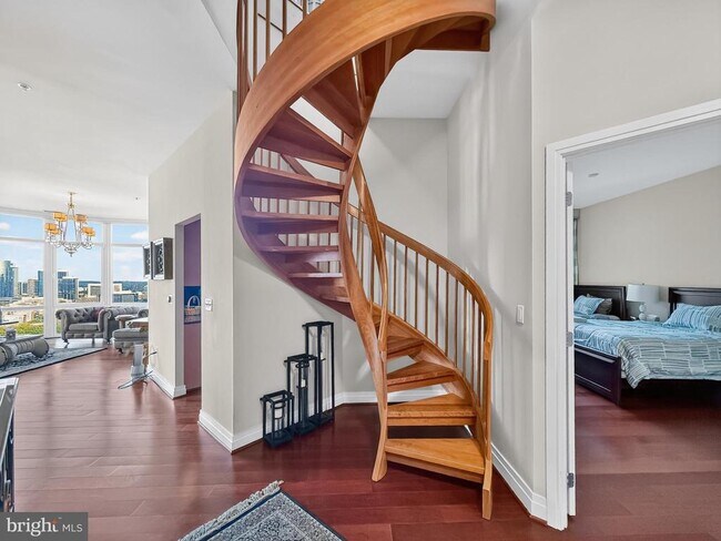 Foto del edificio - 8220 Crestwood Heights Dr