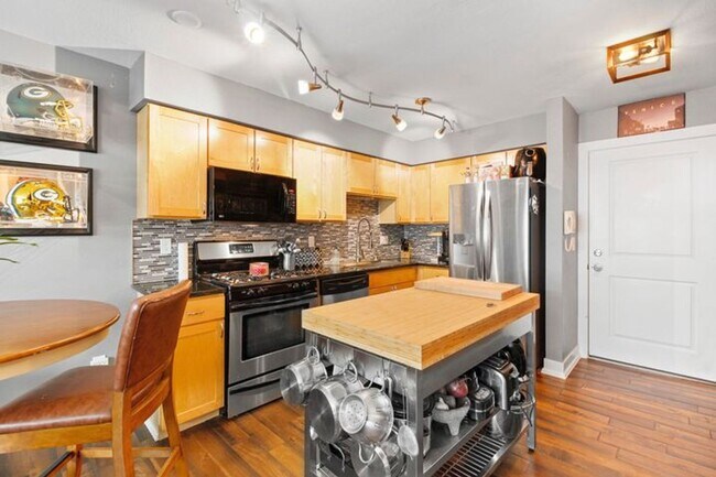 Foto del edificio - 2121 N Cambridge Ave