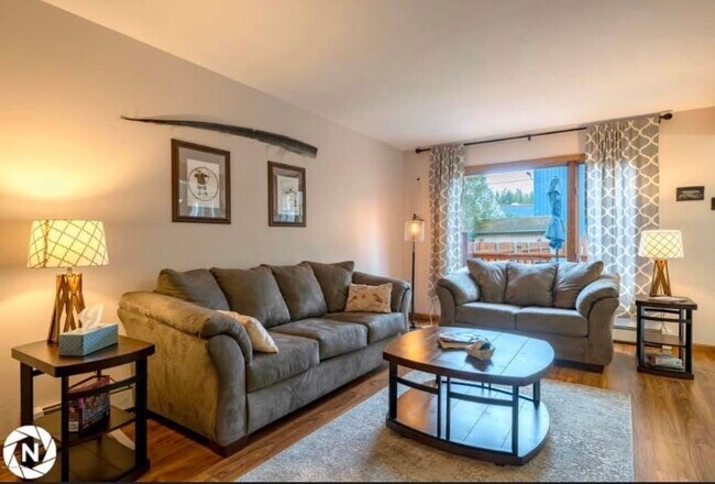 Building Photo - 742 Fischer Ave