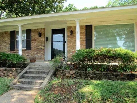 Primary Photo - 1002 Clyde Dr