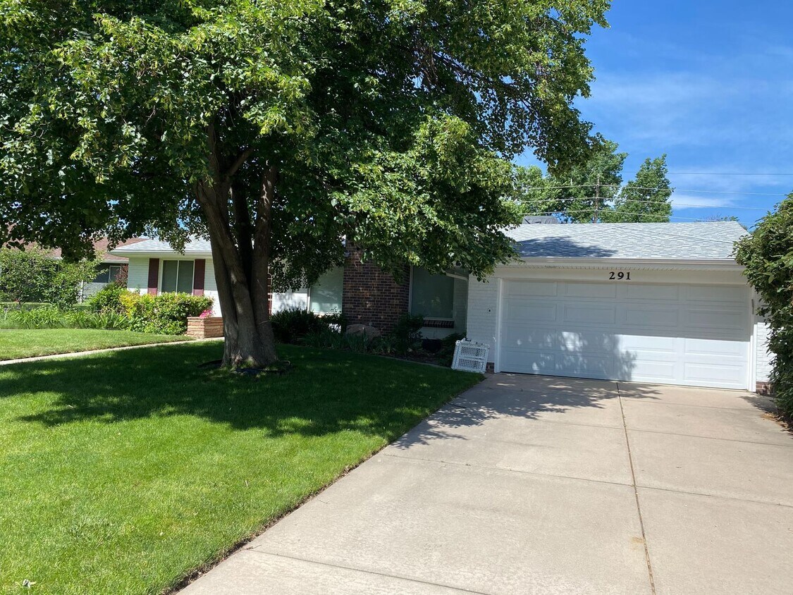 Great Home in Hilltop House Rental in Denver, CO