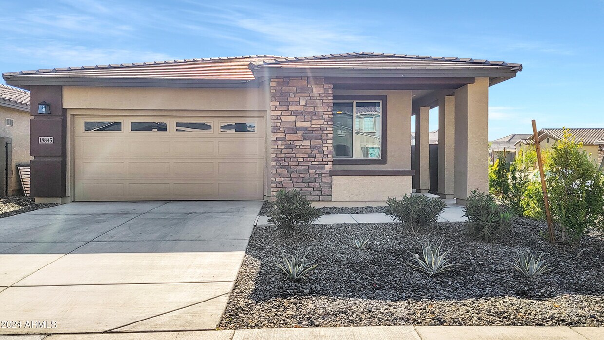 Foto principal - 18845 W Marissa Dr