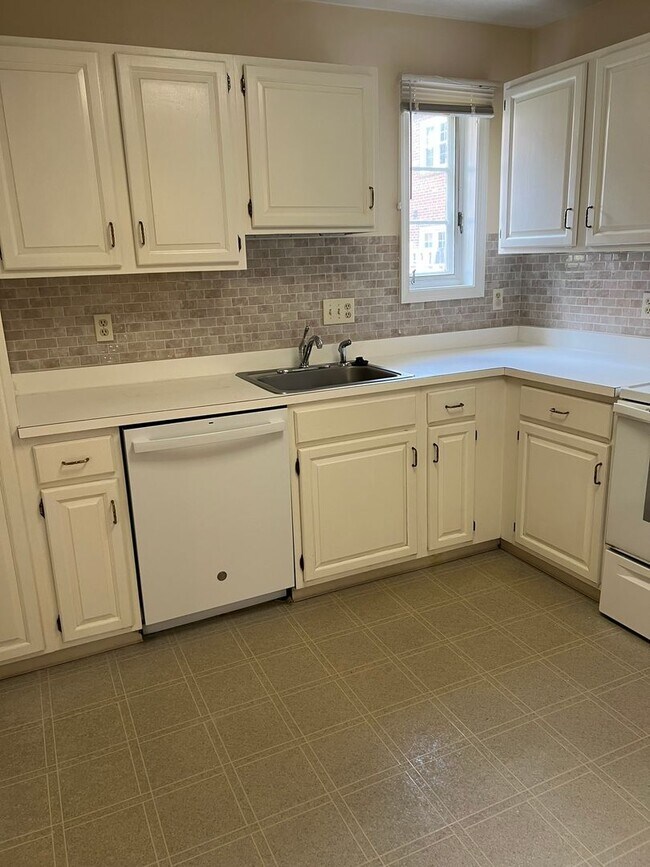 Foto del edificio - Wonderful end unit in Downtown Bethesda, 1...