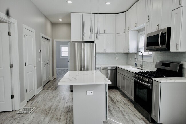 Foto del edificio - Modern rehabbed 2 Bedroom home with garage