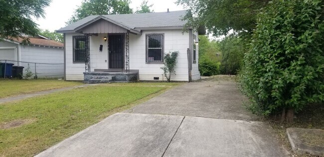 Building Photo - Cute 2 Bedroom 1 Bath Bungalow Home