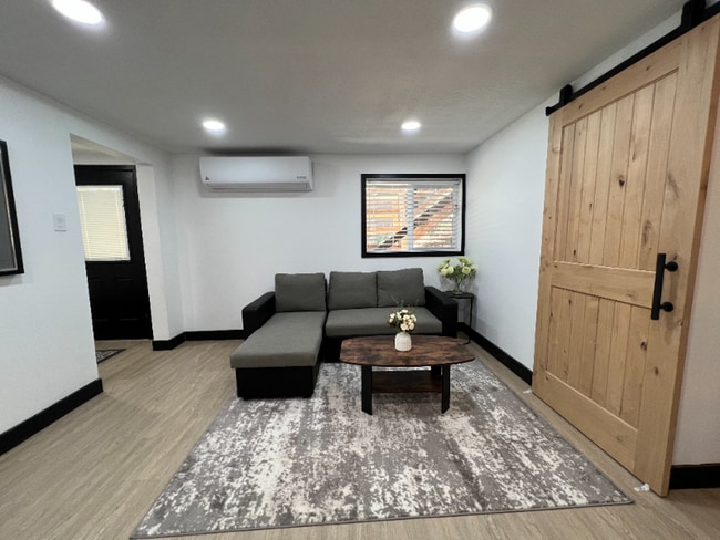 Building Photo - 1960 Willow Dr