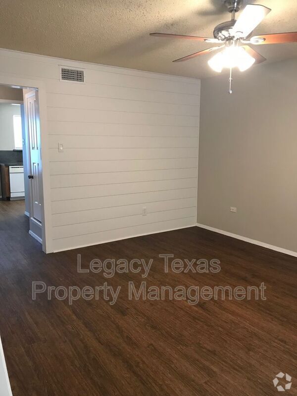 Building Photo - 1407 Courtney Pl