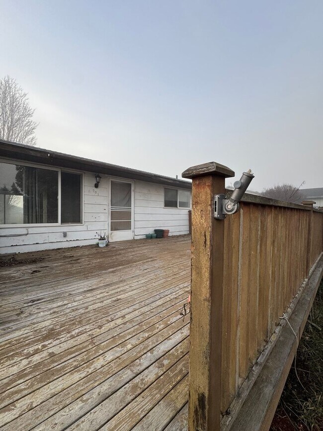 Foto del edificio - Spacious 4-Bedroom Home with Garage & Fenced Yard