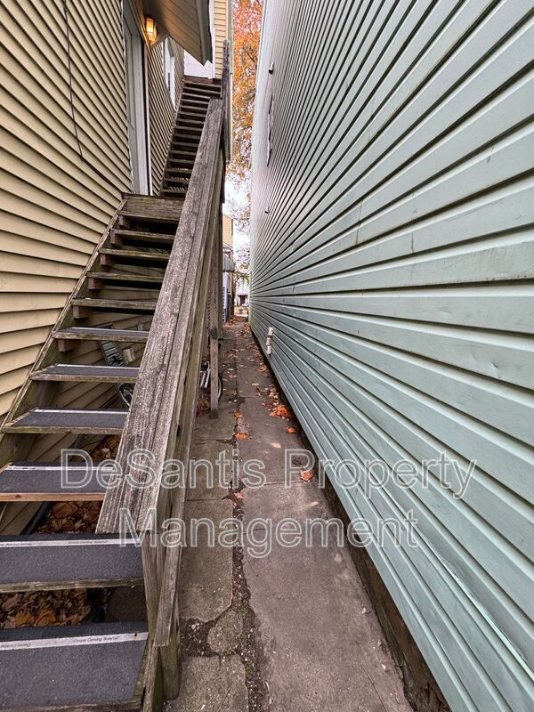 Building Photo - 542 5th Ave