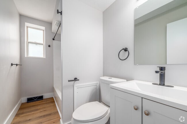 1BR, 1BA - 872SF - Bathroom - State Rd Apartments