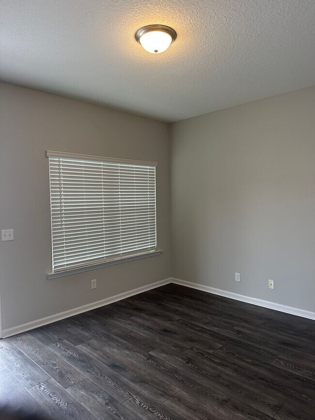 Foto del edificio - For Rent: Half Off Full First Month Rent