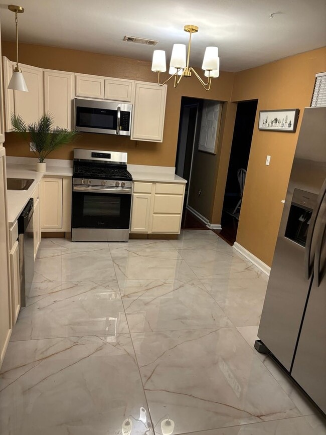 Building Photo - 5000 Cardenas Dr