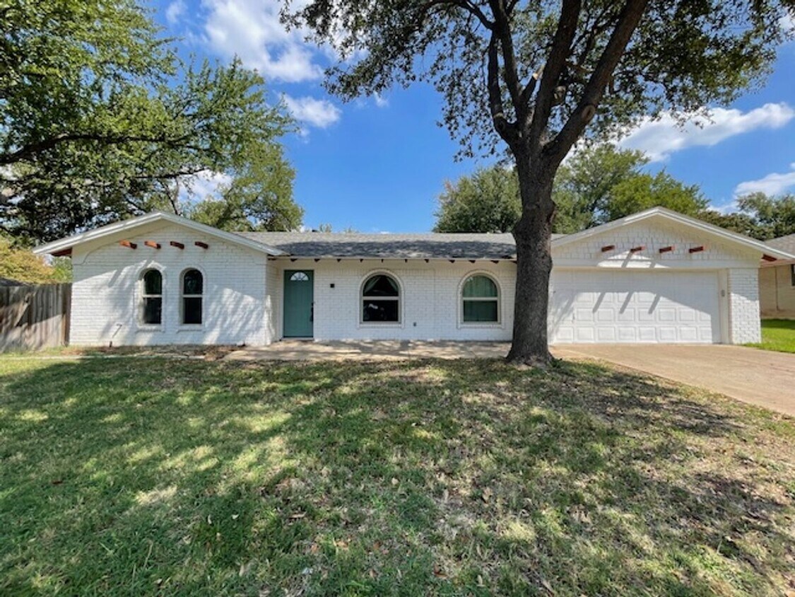 Primary Photo - 220 Shady Lake Dr