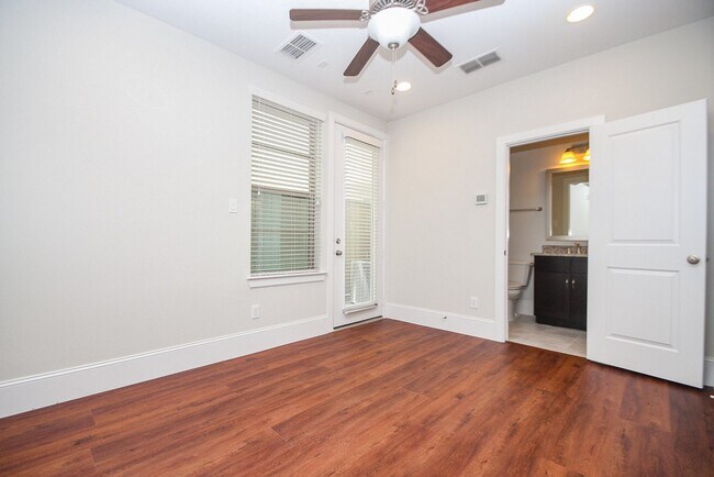 Foto del edificio - 5445 Larkin St