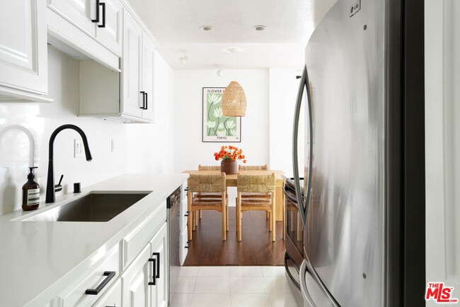 Building Photo - 1131 Alta Loma Rd