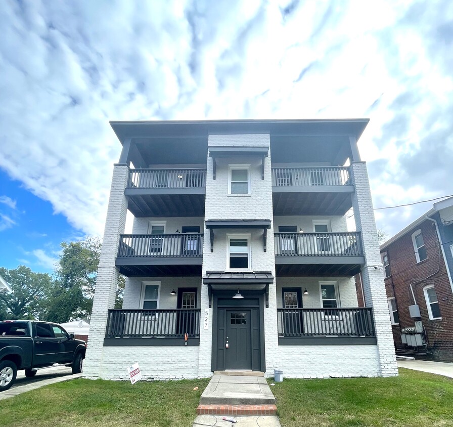 Primary Photo - 527 W 37th St