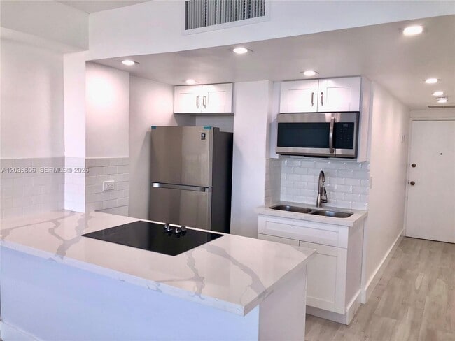 Foto del edificio - 905 Brickell Bay Dr