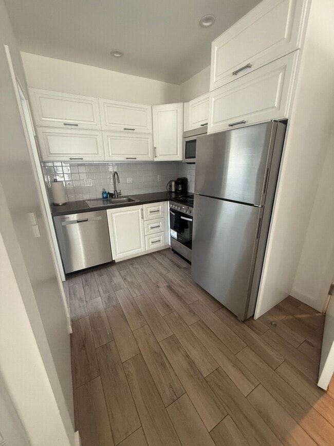 Building Photo - 1647 Ocean Front Walk