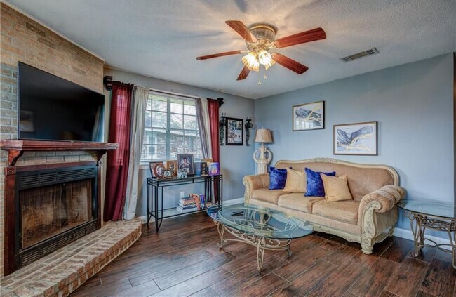 Foto del edificio - 132 Evergold Ln