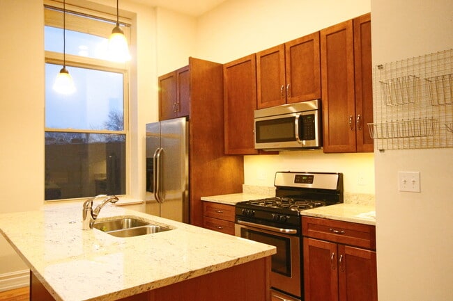 Building Photo - 1470 W Carmen Ave
