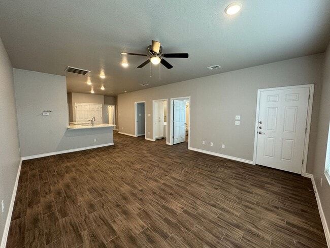 Foto del edificio - 5403 Rose Gdn Lp