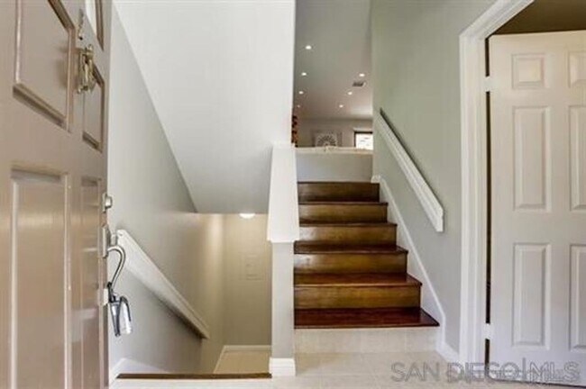 Foto del edificio - Gorgeous Tri-Level End Unit Home